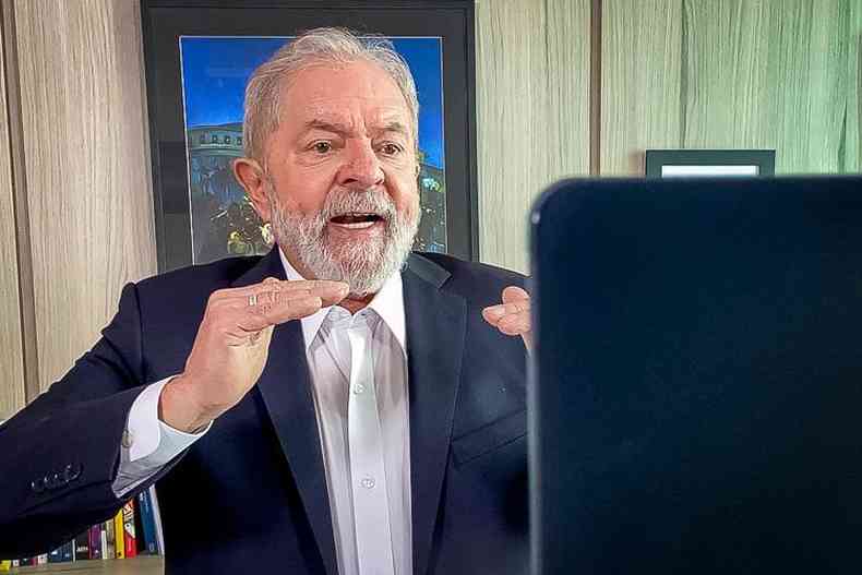 Lula em entrevista online,  frente de uma notebook