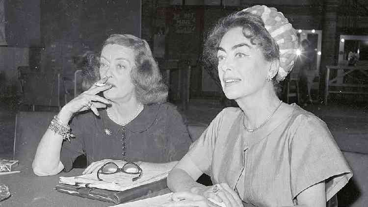 Bette Davis e Joan Crawford durante pausa de gravao do filme