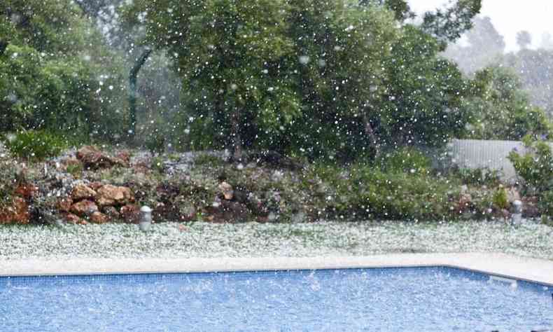 chuva de granizo caindo em piscina 