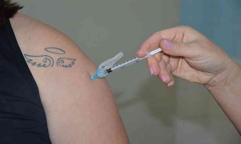 Imunizao contra o novo coronavrus  dividida por gnero para evitar aglomeraes em Contagem(foto: Prefeitura de Contagem/Divulgao)