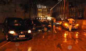 Carros foram arrastados pela correnteza na Avenida Vilarinho na noite passada(foto: Lisboa/EM/DA Press)