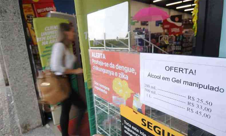 Em farmcias, cartazes anunciam produtos para se proteger de vrus(foto: Leandro Couri/EM/DA Press)
