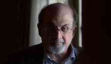 Escritor Salman Rushdie  atacado durante palestra em Nova York