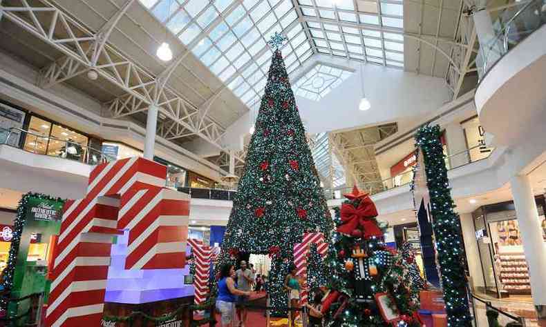 Em shopping, os fregueses planejam gastar R$ 115,91 por presente de Natal(foto: Leandro Couri/EM/D. A. Press)
