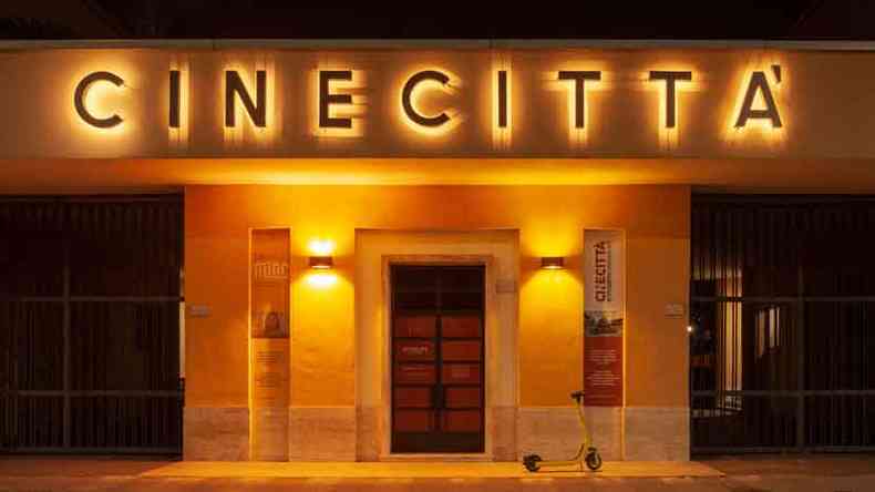 Fachada dos estdios de cinema Cinecitt em Roma iluminada  noite 