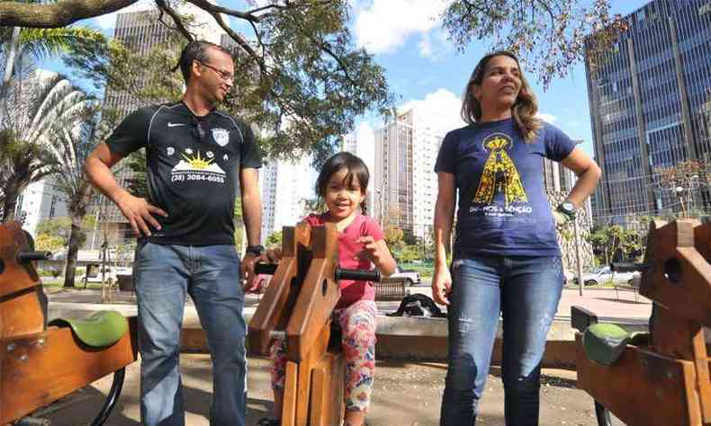 Eduardo Lee Mura e Larissa de Souza, ambos professores, com a filha nica, Maria Eliza: mais tempo e recursos para dedicar  pequena (foto: Alexandre Guzanshe/EM/DA Press)