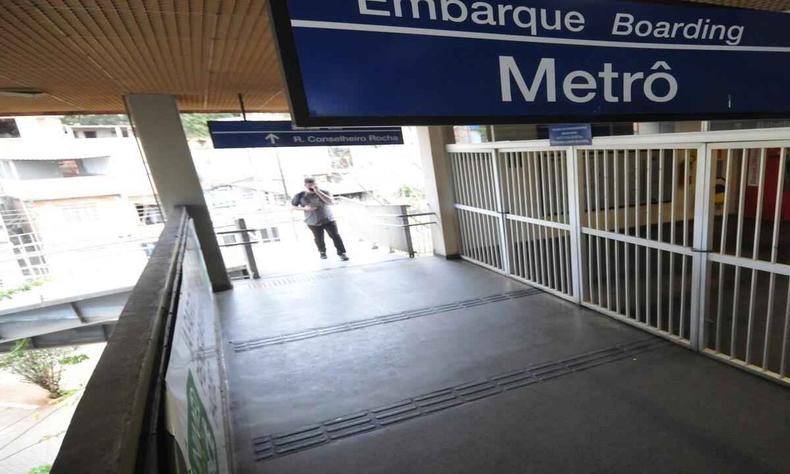estao de metr pouco movimentada devido a greve, na manh de sexta-feira (26)