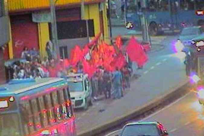 Manifestantes fizeram uma manifestao no Viaduto Castelo Branco(foto: Reproduo BHTrans)