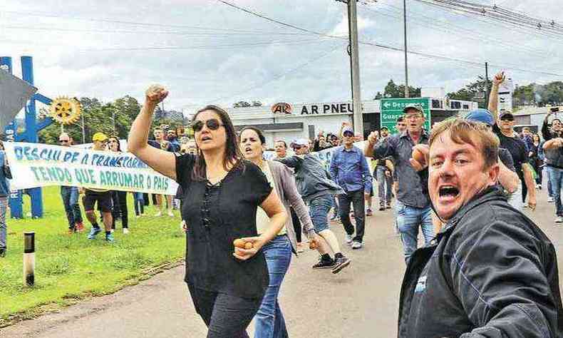 Desde que chegou ao Sul, Lula em sido hostilizado, como no ataque com pedras e ovos em So Miguel do Oeste (SC) (foto: DANIEL TEIXEIRA/ESTADO CONTEDO)