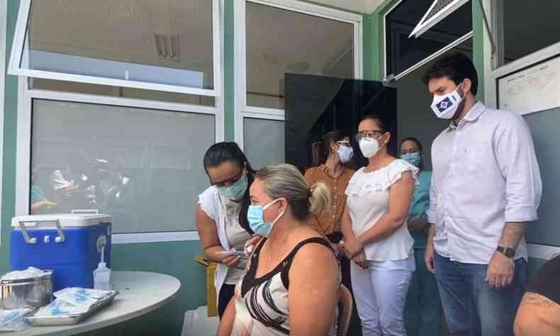 Sero vacinados profissionais da rede hospitalar e trabalhadores da Ateno Bsica(foto: Divulgao/Prefeitura de Patos de Minas)