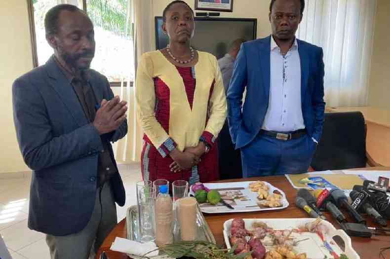 A ministra da Sade, Dorothy Gwajima, deu uma entrevista coletiva para demonstrar como fazer uma mistura de vegetais que, segundo ela disse, sem fornecer evidncias, protegeria contra o coronavrus(foto: BBC)