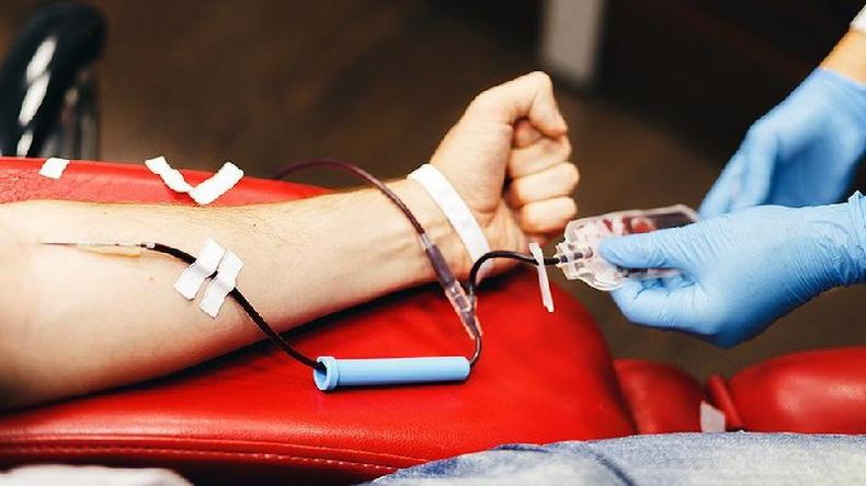 Fundação Pró-Sangue, em São Paulo, diz que estoque de alguns tipos de sangue está no nível emergencial(foto: Getty Images) Pessoa doando sangue