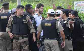 Policias negociam com manifestantes em Contagem(foto: Paulo Filgueiras/EM DA Press)
