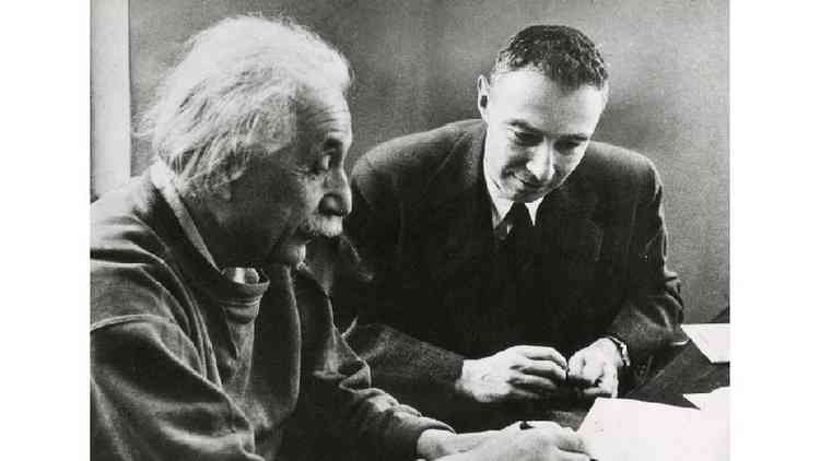 Oppenheimer sentado ao lado de Albert Einstein em foto em preto e branco