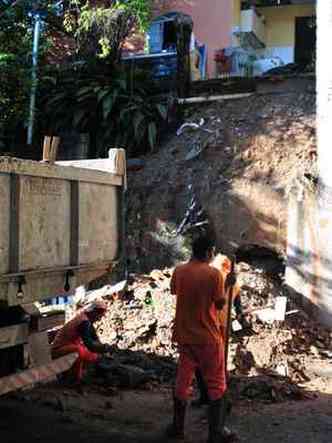 Muro de casa caiu e entulho atingiu a rua(foto: Alexandre Guzanshe/EM/D.A Press)