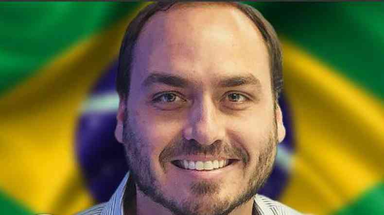 Carlos Bolsonaro em frente a bandeira do Brasil