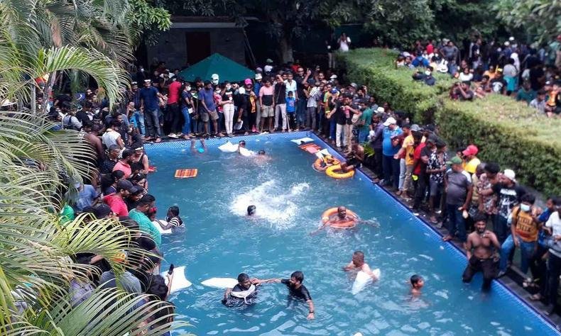 Manifestantes aproveitaram piscina da sede do governo