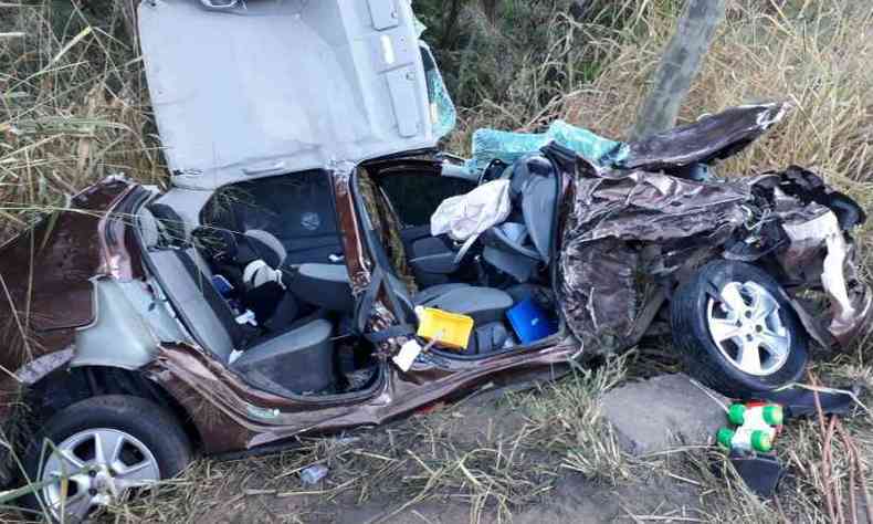 Um dos veculos ofi arremessado para fora da pista com o impacto da batida(foto: Corpo de Bombeiros/Divulgao)