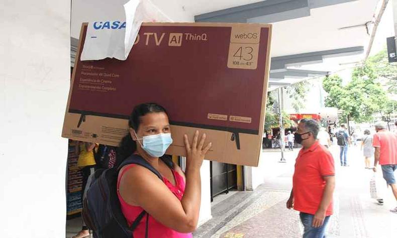 Consumidora sai carregando tv de loja do Centro de Belo Horizonte