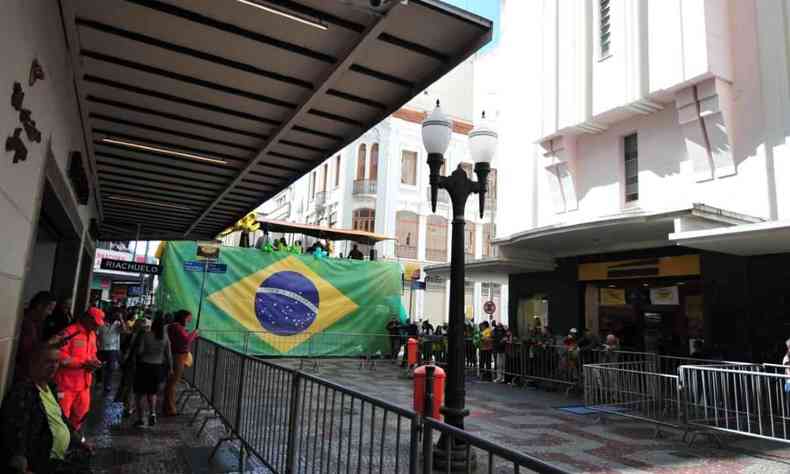 Apoiadores de Bolsonaro aglomerados 