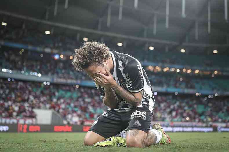 Jogador do Atlético chora em campo, depois da conquista do título do Brasileiro 2021