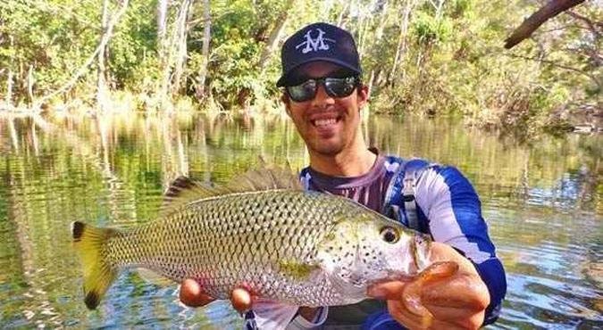 Angus James exibe perca que estava com sapo na garganta(foto: Reprodu��o/Facebook.com/zmanlures)