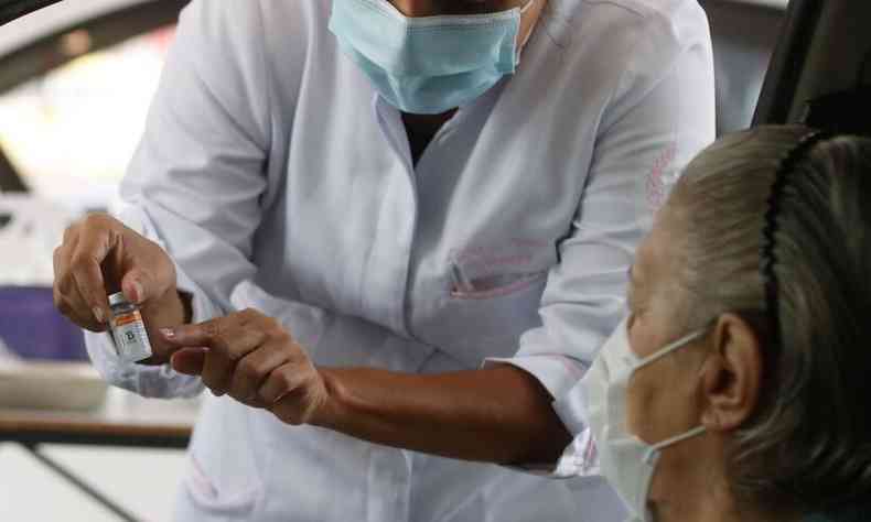 Apesar de ser do grupo de risco, idosa recusou a vacina e faleceu em decorrncia da COVID-19(foto: Agencia Brasil )
