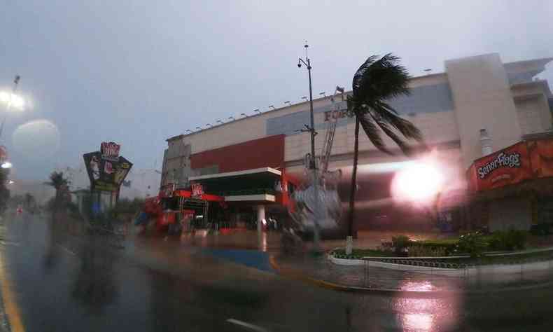 Grace chega a Cancn, a praia paradisaca mexicana(foto: ELIZABETH RUIZ / AFP)