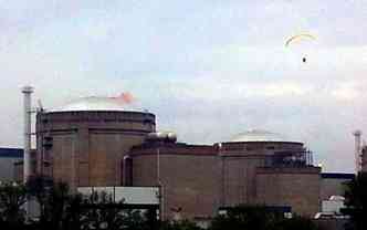 Ativista usou um parapente para chegar at a usina nuclear(foto: GREENPEACE / AFP)