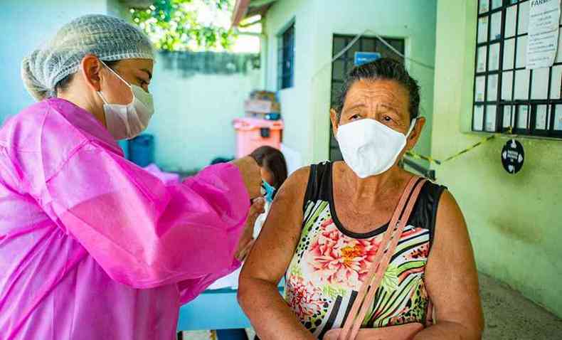 A vacinao contra a COVID-19 prossegue neste sbado em Valadares. As pessoas podem procurar os postos de sade nos bairros e sero atendidas por ordem de chegada(foto: Divulgao PMGV)