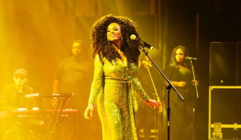 Paula Lima é a primeira mulher negra a assumir a presidência da União Brasileira de Compositores(foto: Diego Mello/Divulgação) Paula Lima no palco