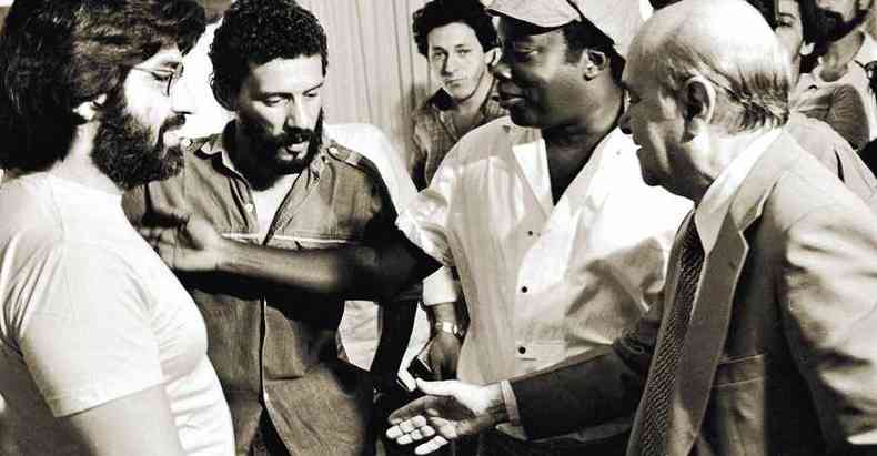 Wagner Tiso, Gonzaguinha e Milton Nascimento se encontram com Tancredo Neves em 1984, para prestar apoio  campanha Diretas J(foto: Jorge Gontijo/EM/D.A.Press)