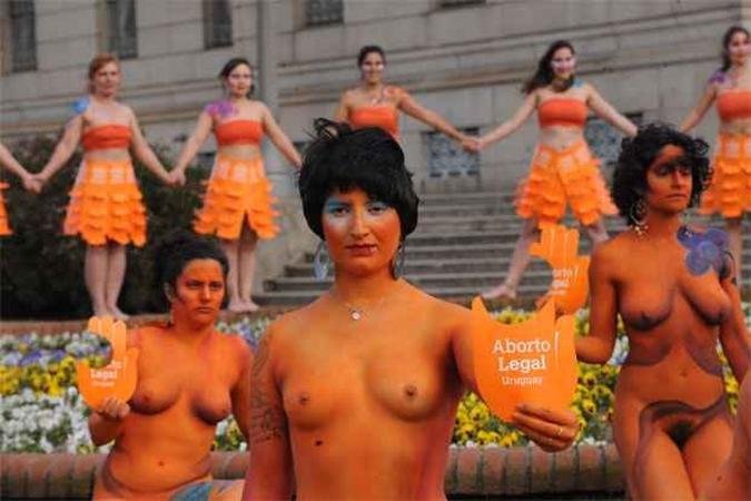 Enquanto o projeto era votado, mulheres se manifestaram a favor do aborto em frente ao congresso(foto: AFP PHOTO/Miguel ROJO )
