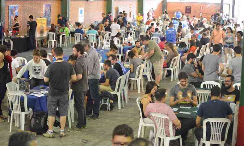 Nos eventos do UaiBG,  comum os gamers levarem seus jogos e disponibiliz-los para o pblico(foto: Carlos Eduardo Avelin/UAIBG/Divulgao)