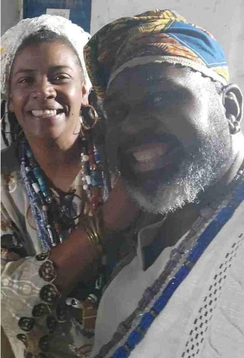 Iy Paula de Od e Jernimo Rufino dos Santos Junior, embos negros com roupas tradicionais de religies de matriz africana 