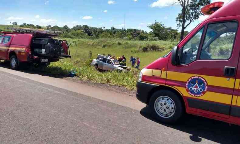 Um dos veculos saiu da pista depois da batida(foto: Corpo de Bombeiros /Divulgao)