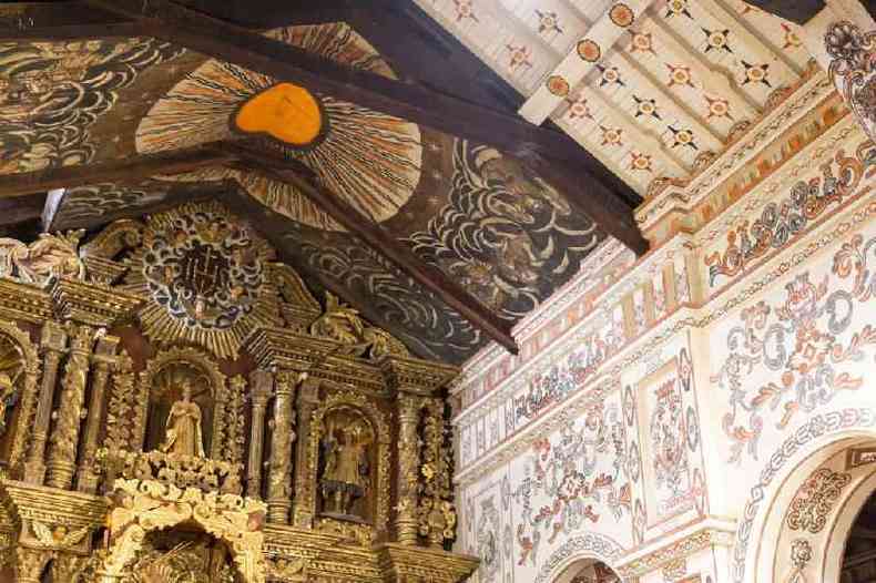 Veja as pinturas religiosas no teto e na nave da igreja da reduo jesuta em San Miguel, na Bolvia(foto: Getty Images)