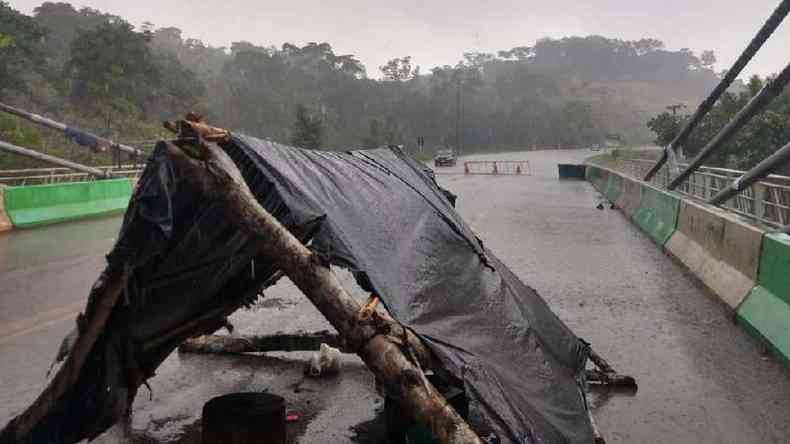 Um grupo de migrantes, a maior parte haitiana, passou quase um ms acampada em condies precrias na ponte que marca a fronteira entre Brasil e Peru(foto: Joo Chaves/Defensor Pblico Federal)