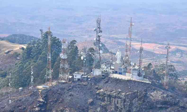 Pico da Ibituruna queimado aps incndio