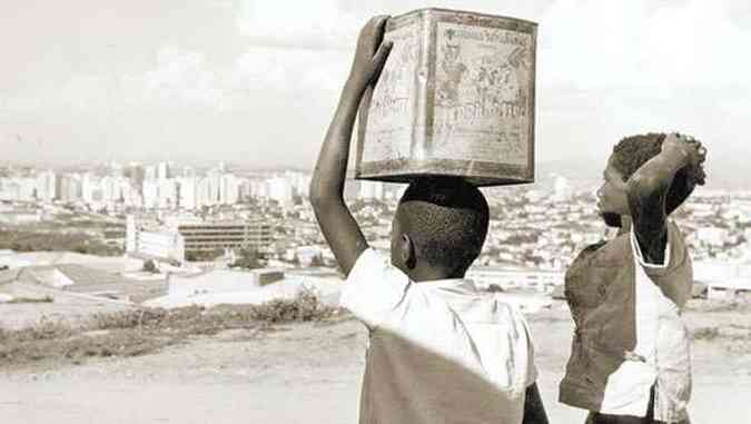 Com a cidade ao fundo, menino equilibra lata d'gua em outubro de 1963: abastecimento precrio tambm aumentava risco de doenas(foto: O Cruzeiro/EM/Arquivo)