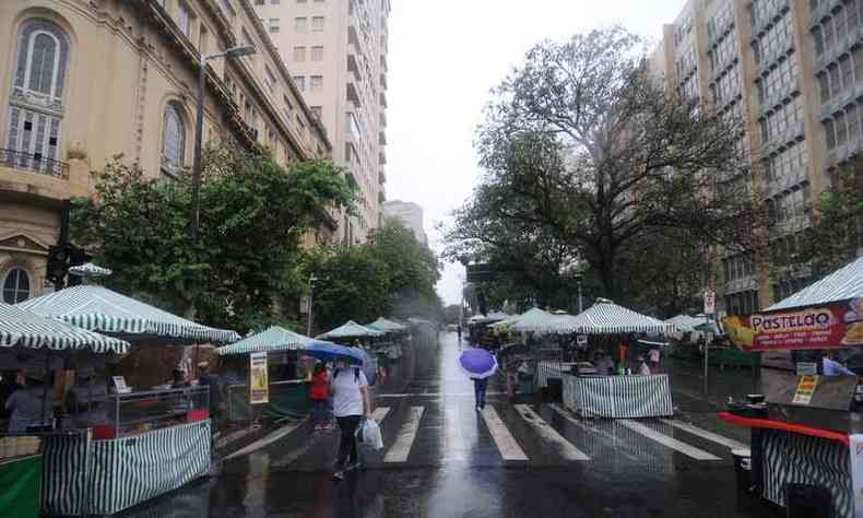 Chuva e pandemia afastam consumidor do comrcio do Centro de BH(foto: Leandro Couri/EM/D.A Press)