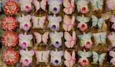 Jardim de chocolate: bombons ganham enfeites de flores e borboletas