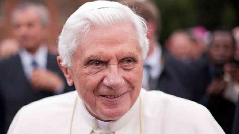 Ex-papa Bento XVI sorri no meio da multido em 2020