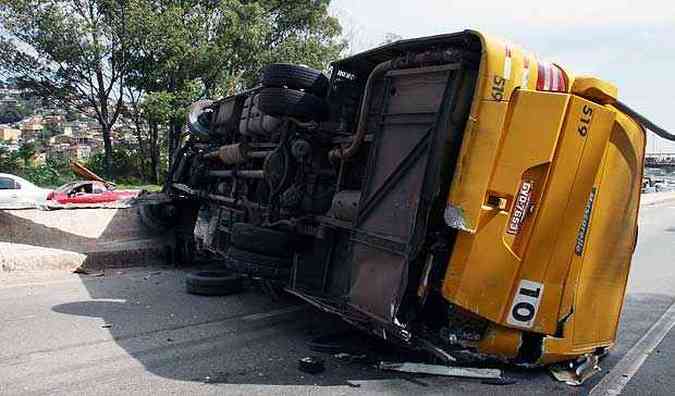 Um microonibus foi um dos veculos atingidos pelo caminho desgovernado(foto: Marlos Ney Vidal/Esp.EM)