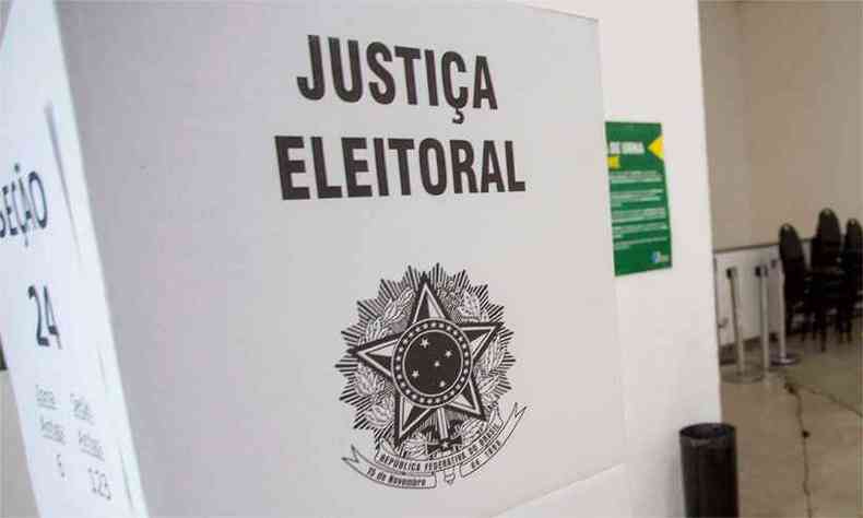 Perto do final da manh o Tribunal Regional Eleitoral (TRE) informou que 88 urnas j tinham sido substitudas em Minas Gerais(foto: AFP / DANIEL RAMALHO)