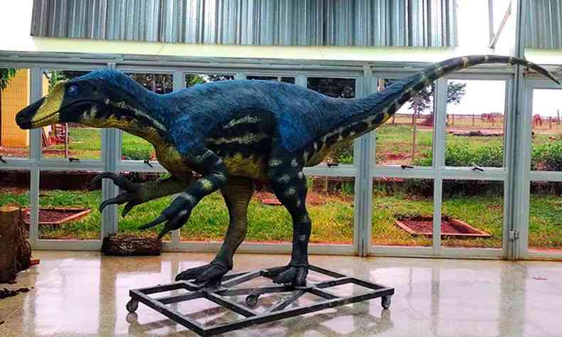 Imagem da rplica do dinossauro Megaraptor