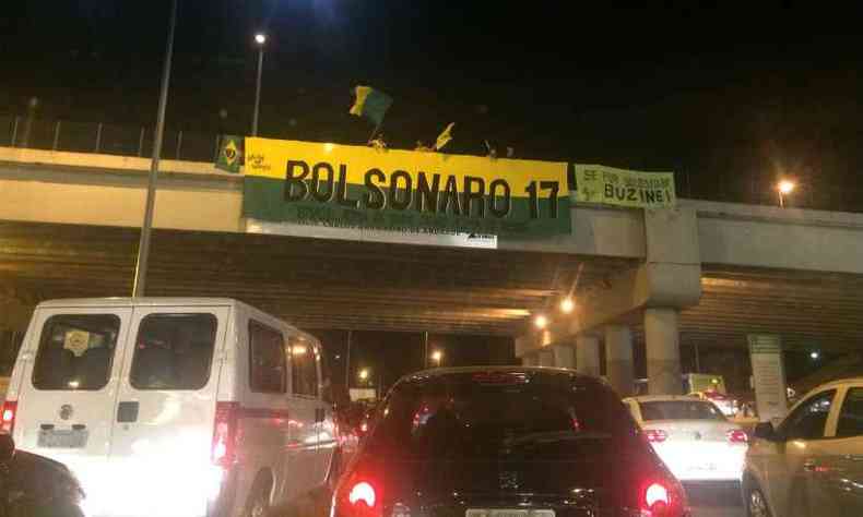Apoiadores de Jair Bolsonaro incentivaram motoristas a buzinarem no trnsito de Belo Horizonte(foto: Carlos Marcelo Carvalho/EM/D. A Press)