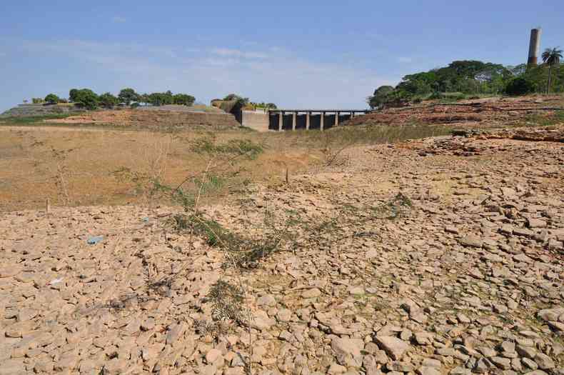 Represa de Trs Marias completamente seca em 2015, quando o pas enfrentou uma crise hdrica(foto: Juarez Rodrigues/EM)