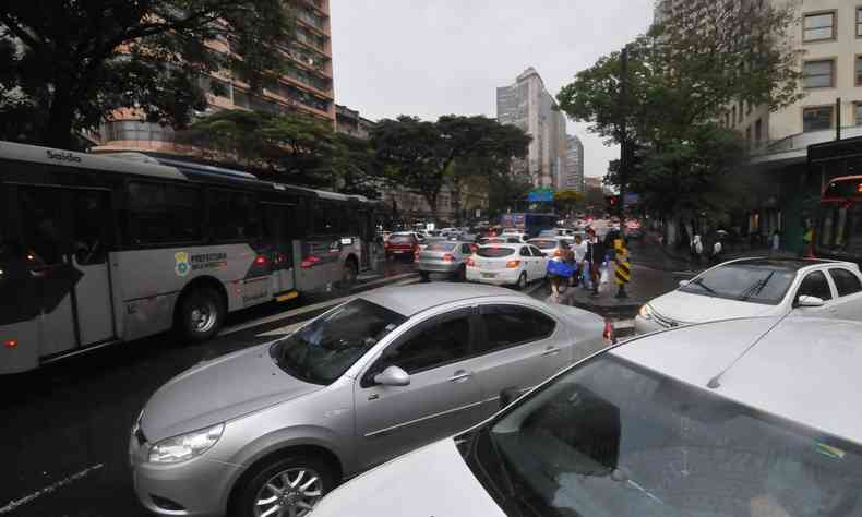 Trnsito congestionado na avenida