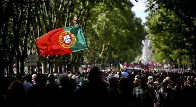 Portugueses vo s ruas para comemorar aniversrio da revoluo dos cravos e aproveitam para protestar contra a poltica de austeridade do governo(foto: PATRICIA DE MELO MOREIRA/AFP)